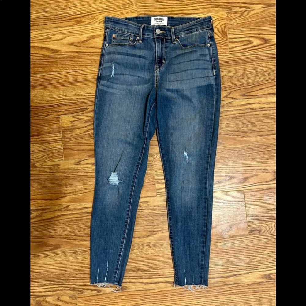 Stretchy medium wash, mid rise, ankle length raw hem